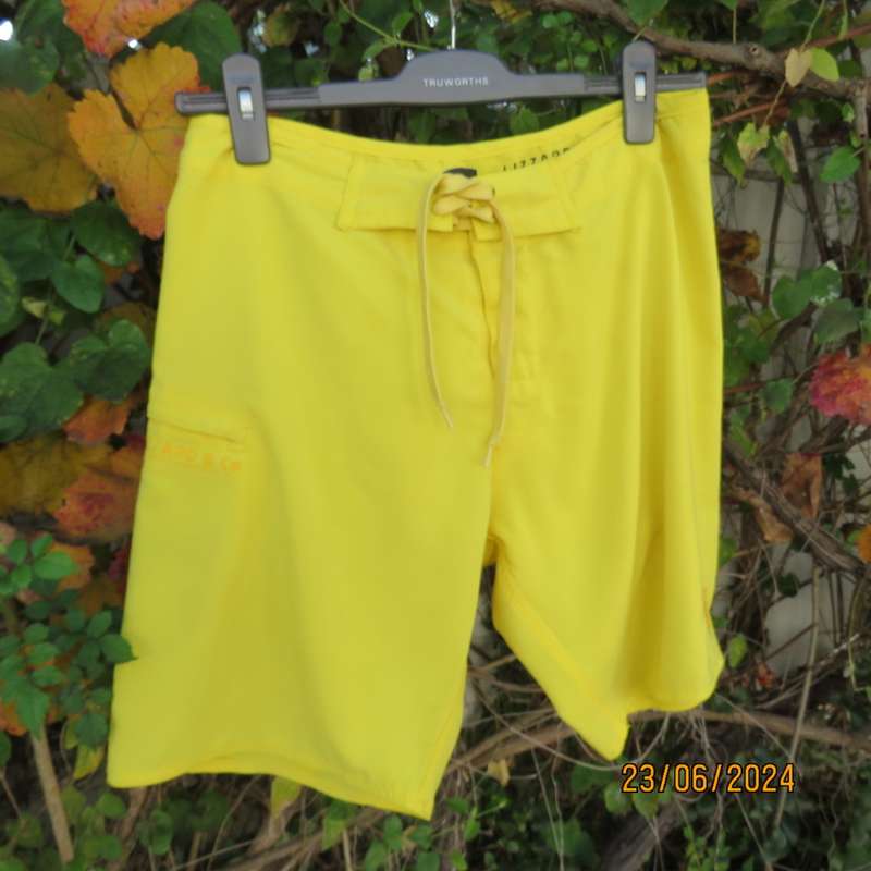 Men`s canary yellow LIZZARD boardshorts size 30/32. One zip-up pockets. Stretch poly. Brand new cond