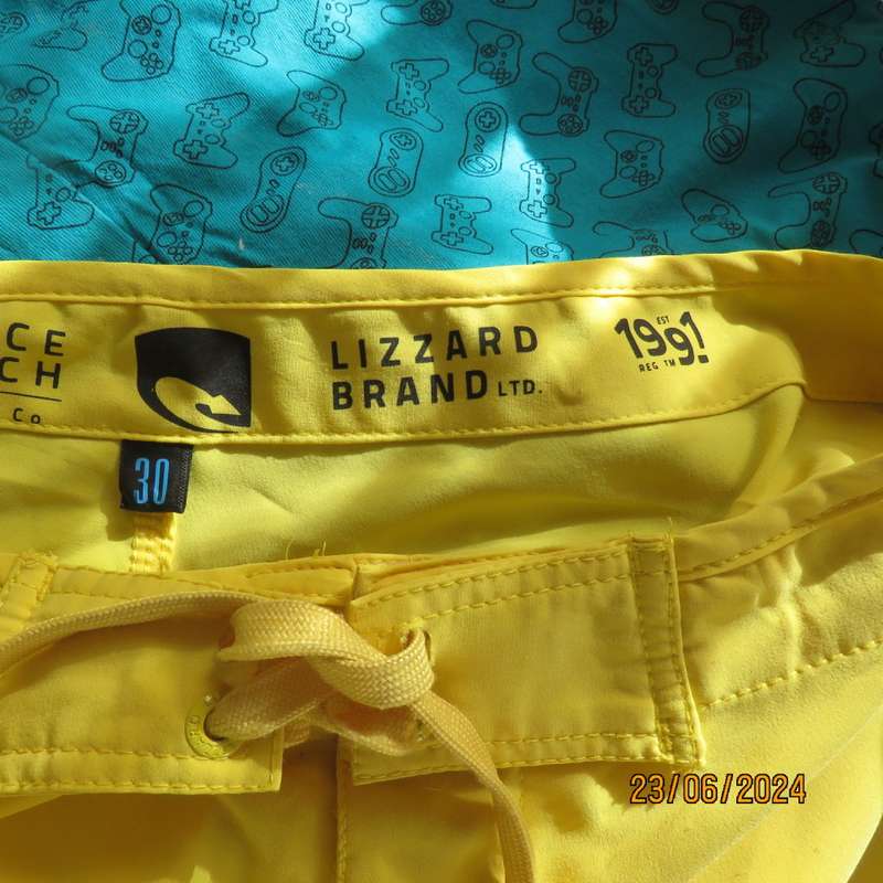 Men`s canary yellow LIZZARD boardshorts size 30/32. One zip-up pockets. Stretch poly. Brand new cond