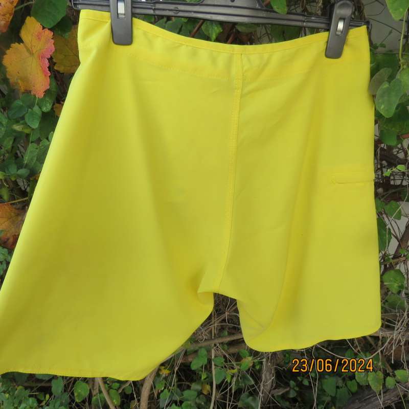 Men`s canary yellow LIZZARD boardshorts size 30/32. One zip-up pockets. Stretch poly. Brand new cond