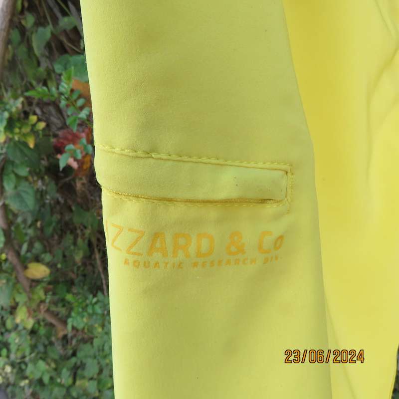 Men`s canary yellow LIZZARD boardshorts size 30/32. One zip-up pockets. Stretch poly. Brand new cond