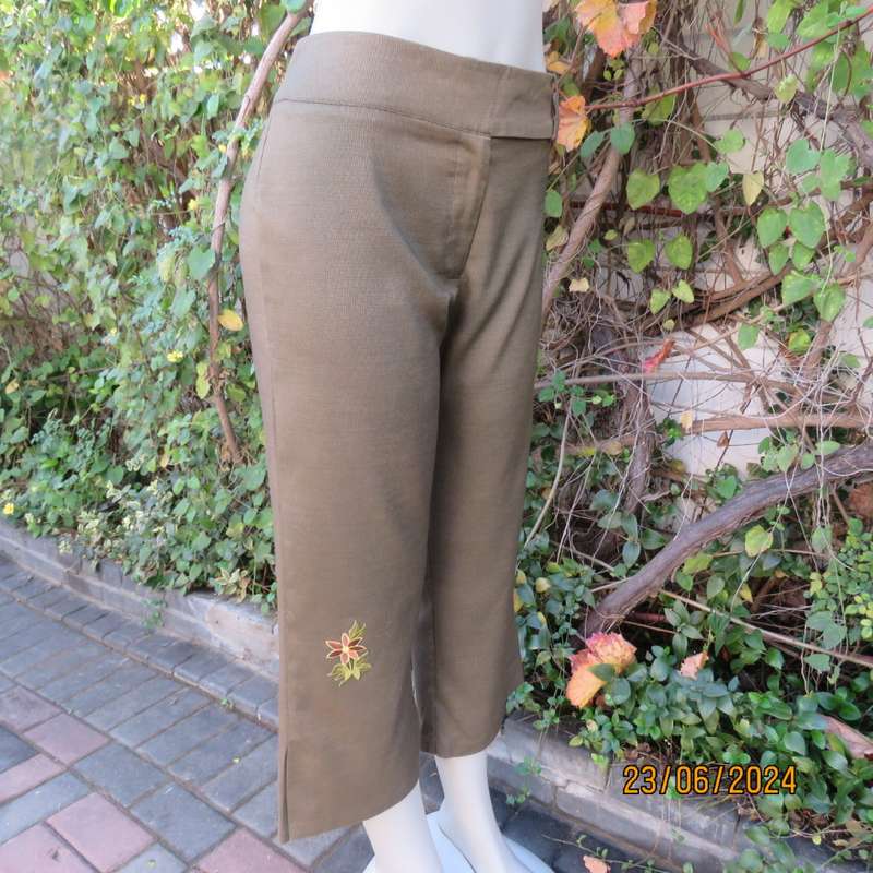 Mottled olive green ankle length pants by MERIEN HALL size 38. Slits at outer leg seams. As new