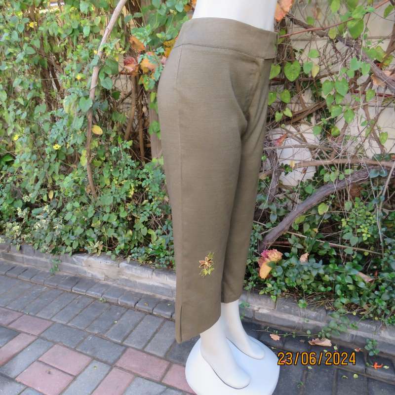 Mottled olive green ankle length pants by MERIEN HALL size 38. Slits at outer leg seams. As new