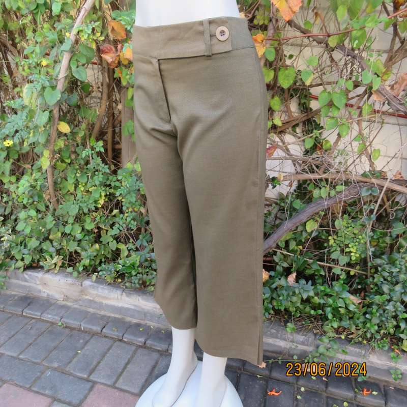 Mottled olive green ankle length pants by MERIEN HALL size 38. Slits at outer leg seams. As new