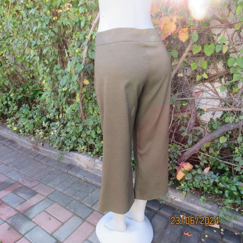 Mottled olive green ankle length pants by MERIEN HALL size 38. Slits at outer leg seams. As new