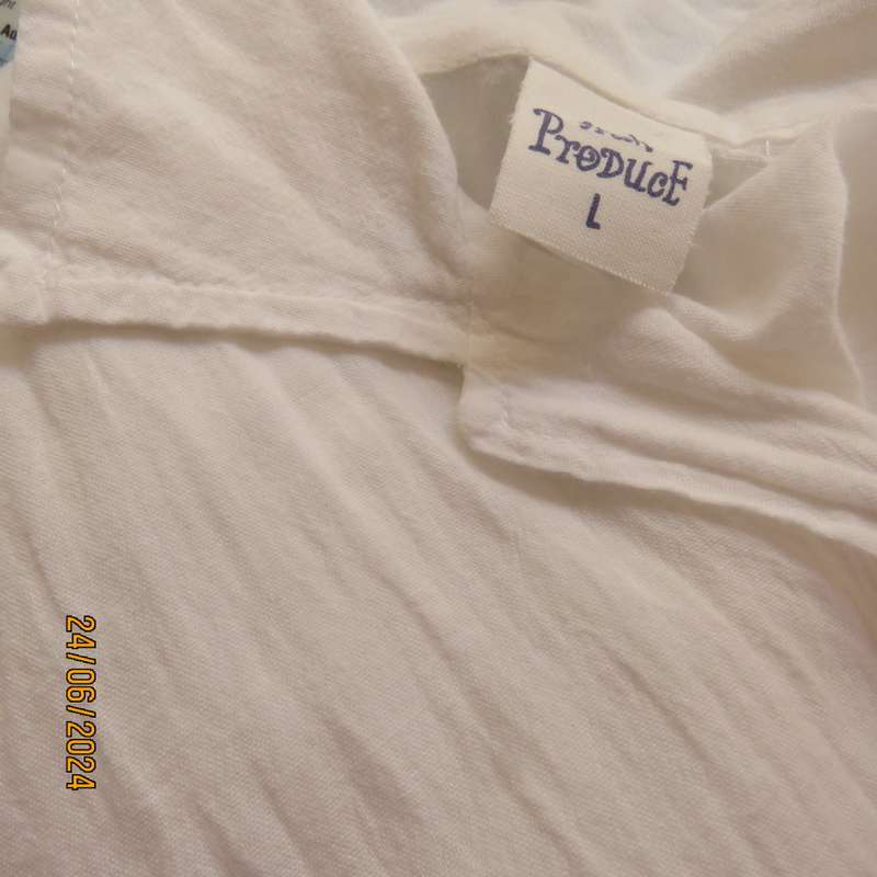 Snow white long button down creased cotton button down top with open collar. Size 40. New cond.