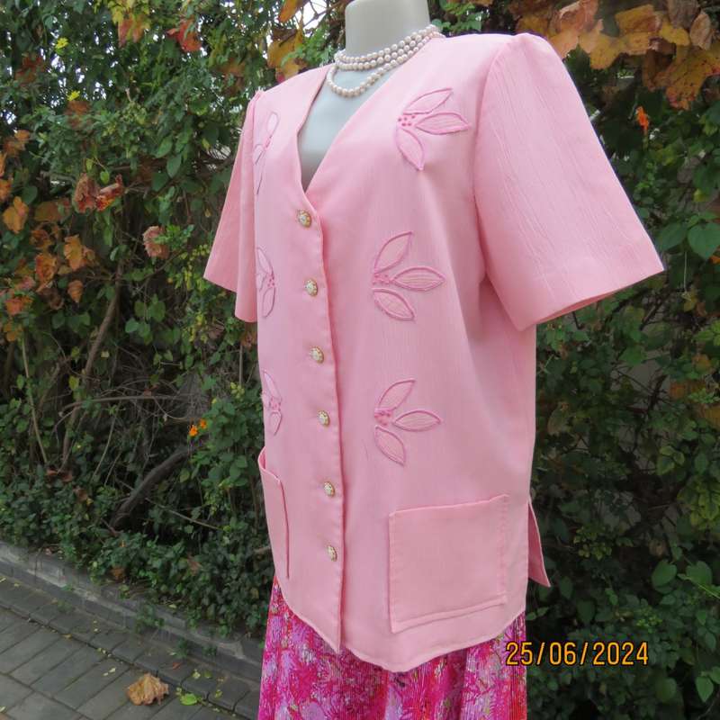 Stunning Boutique made size 42 peach pink crinkled cotton/lined jacket. Floral applique.Brand new co