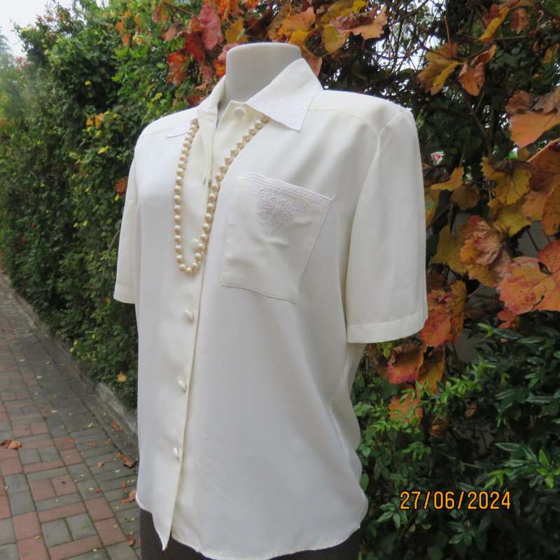 Amazing cream short sleeve blouse with embroidered shirt collar and pocket.By CANDA from UK size 36
