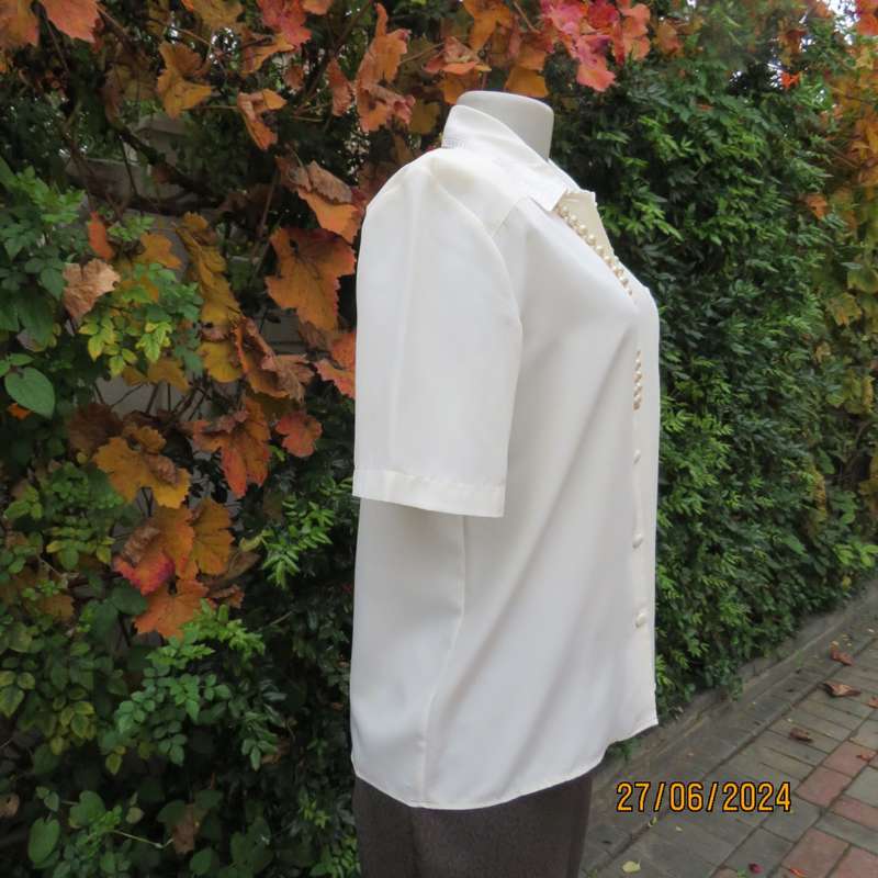 Amazing cream short sleeve blouse with embroidered shirt collar and pocket.By CANDA from UK size 36