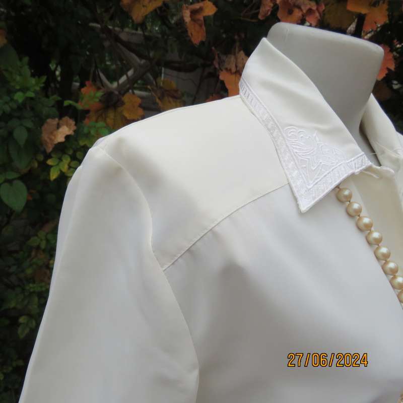 Amazing cream short sleeve blouse with embroidered shirt collar and pocket.By CANDA from UK size 36