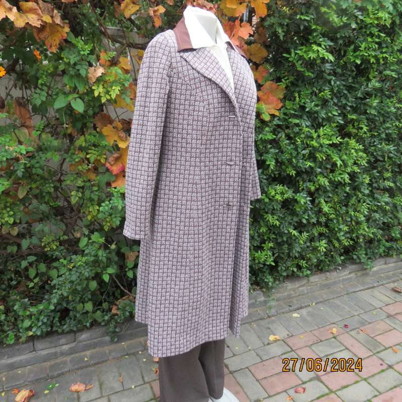 Crimplene vintage long sleeve brown/cream coat size 36 by SIMONE. Three button closure.Very good con