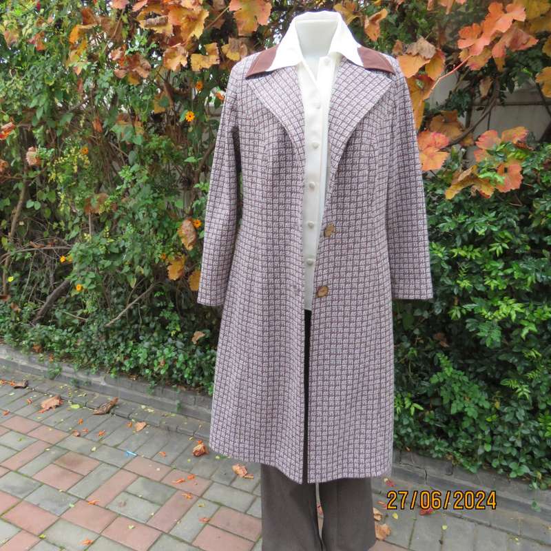 Crimplene vintage long sleeve brown/cream coat size 36 by SIMONE. Three button closure.Very good con