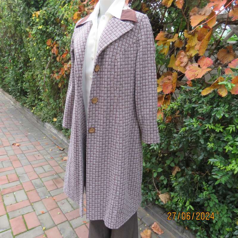 Crimplene vintage long sleeve brown/cream coat size 36 by SIMONE. Three button closure.Very good con