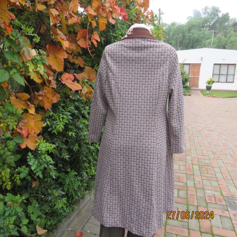 Crimplene vintage long sleeve brown/cream coat size 36 by SIMONE. Three button closure.Very good con