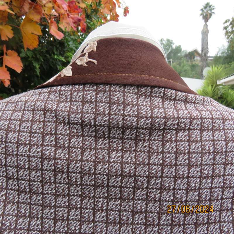 Crimplene vintage long sleeve brown/cream coat size 36 by SIMONE. Three button closure.Very good con