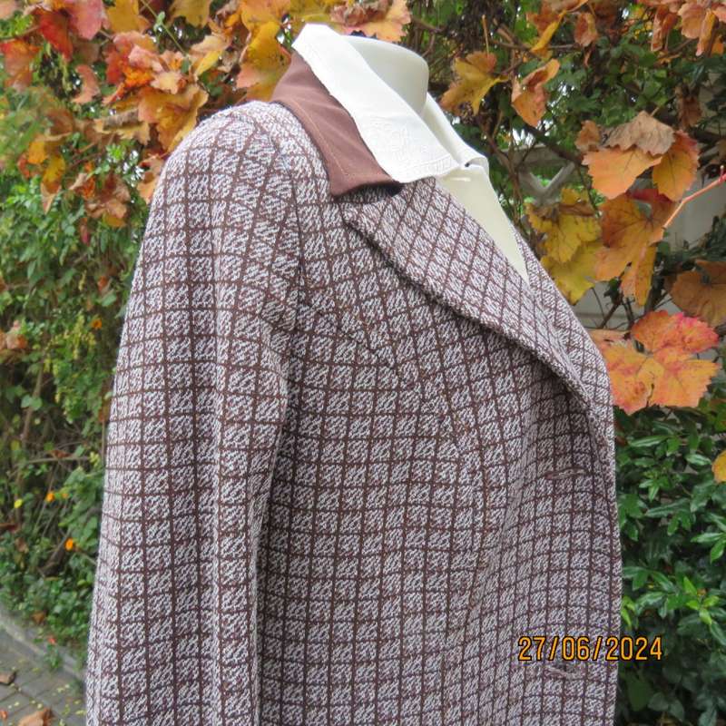 Crimplene vintage long sleeve brown/cream coat size 36 by SIMONE. Three button closure.Very good con