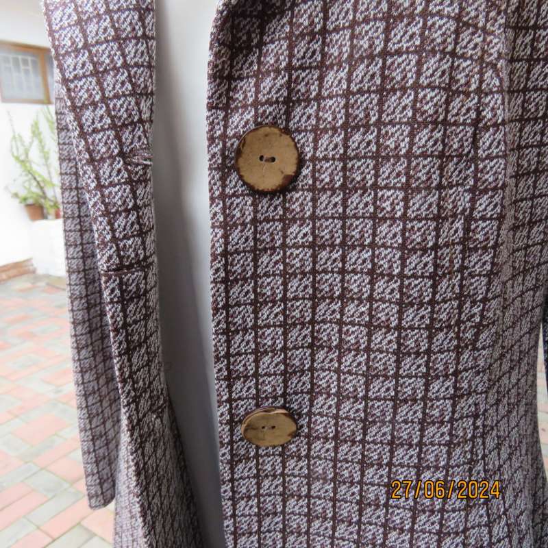 Crimplene vintage long sleeve brown/cream coat size 36 by SIMONE. Three button closure.Very good con