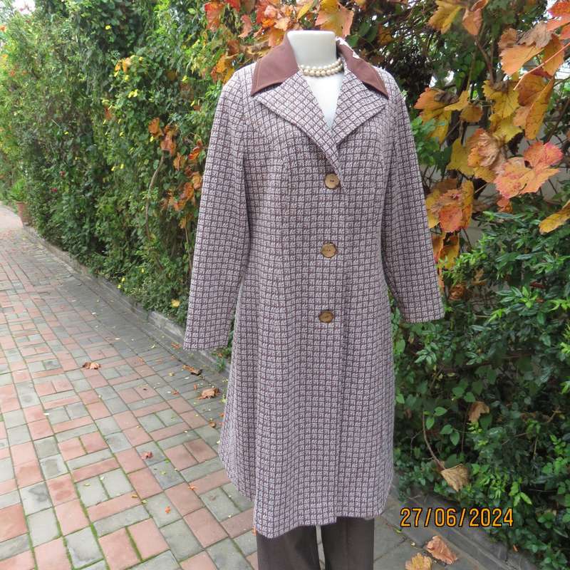 Crimplene vintage long sleeve brown/cream coat size 36 by SIMONE. Three button closure.Very good con
