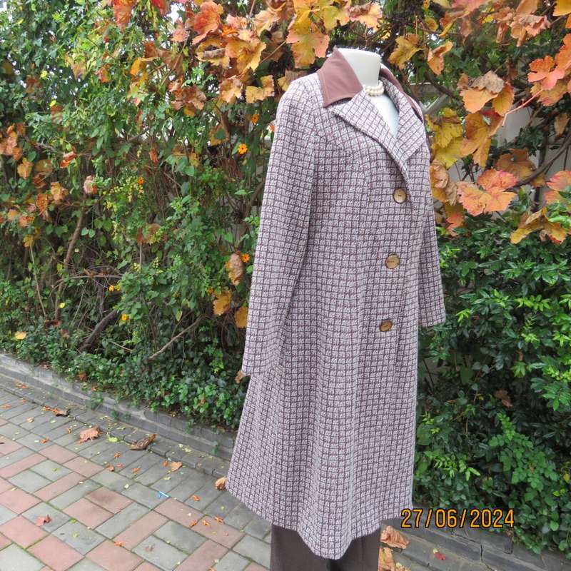 Crimplene vintage long sleeve brown/cream coat size 36 by SIMONE. Three button closure.Very good con