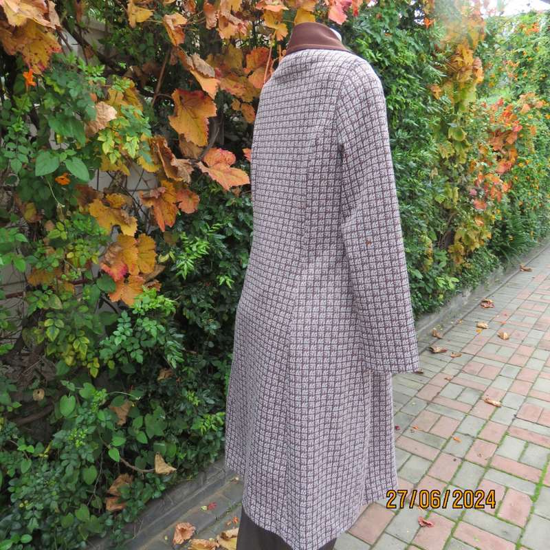 Crimplene vintage long sleeve brown/cream coat size 36 by SIMONE. Three button closure.Very good con