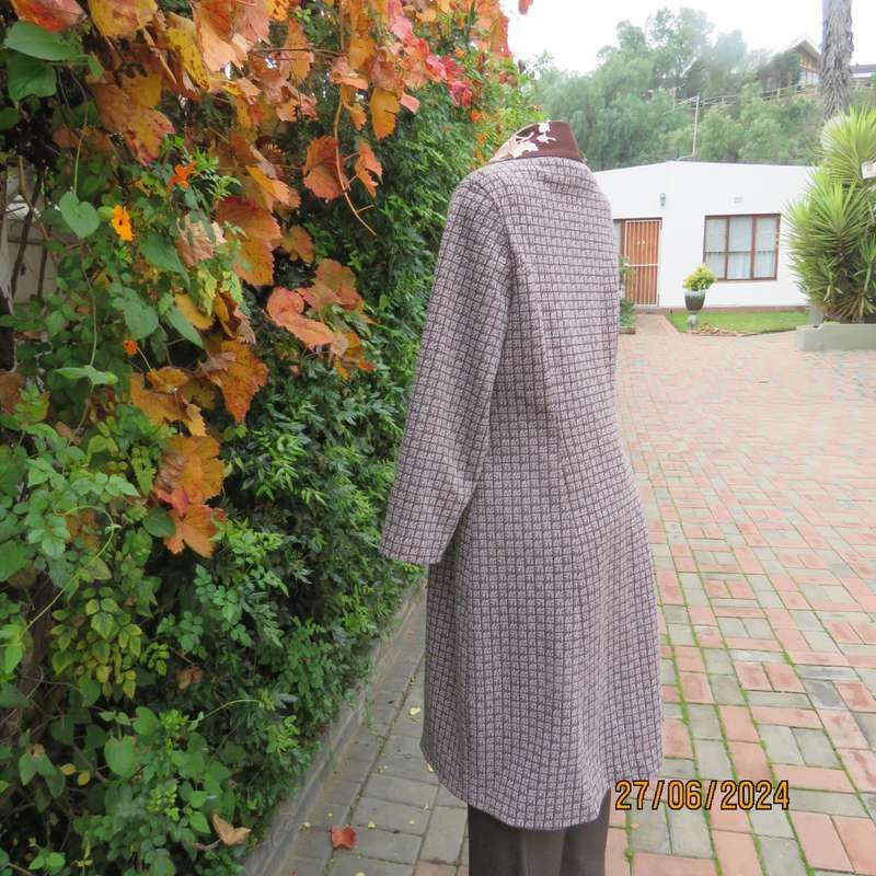 Crimplene vintage long sleeve brown/cream coat size 36 by SIMONE. Three button closure.Very good con