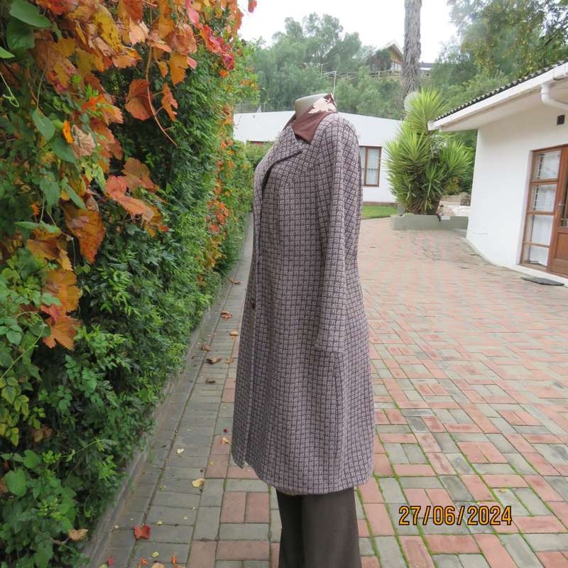 Crimplene vintage long sleeve brown/cream coat size 36 by SIMONE. Three button closure.Very good con