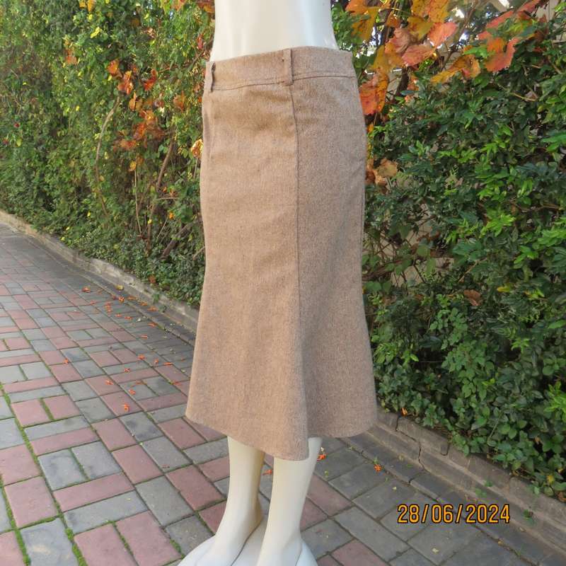 Top of the line winter poly/wool blend trumpet style skirt by`FASHION EXPRESS in 34/10.As new.