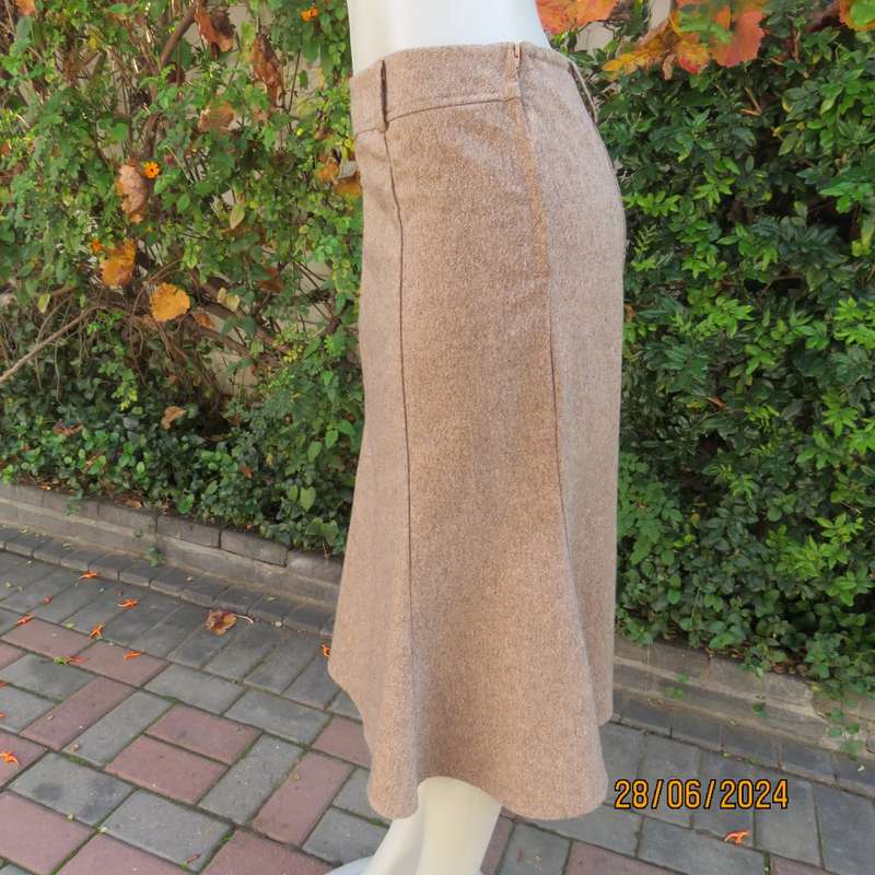 Top of the line winter poly/wool blend trumpet style skirt by`FASHION EXPRESS in 34/10.As new.