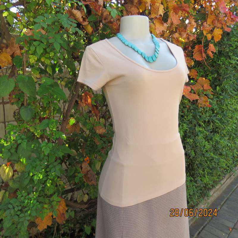 Chic little wheat colour capped sleeve T Shirt by KELSO size 32. In stretch cotton. Long length.