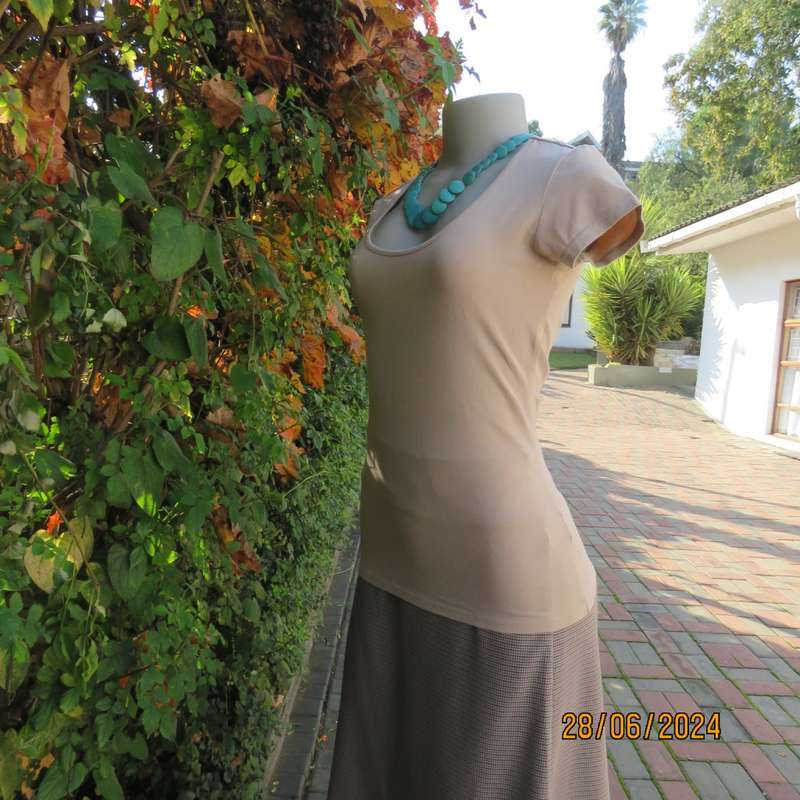 Chic little wheat colour capped sleeve T Shirt by KELSO size 32. In stretch cotton. Long length.