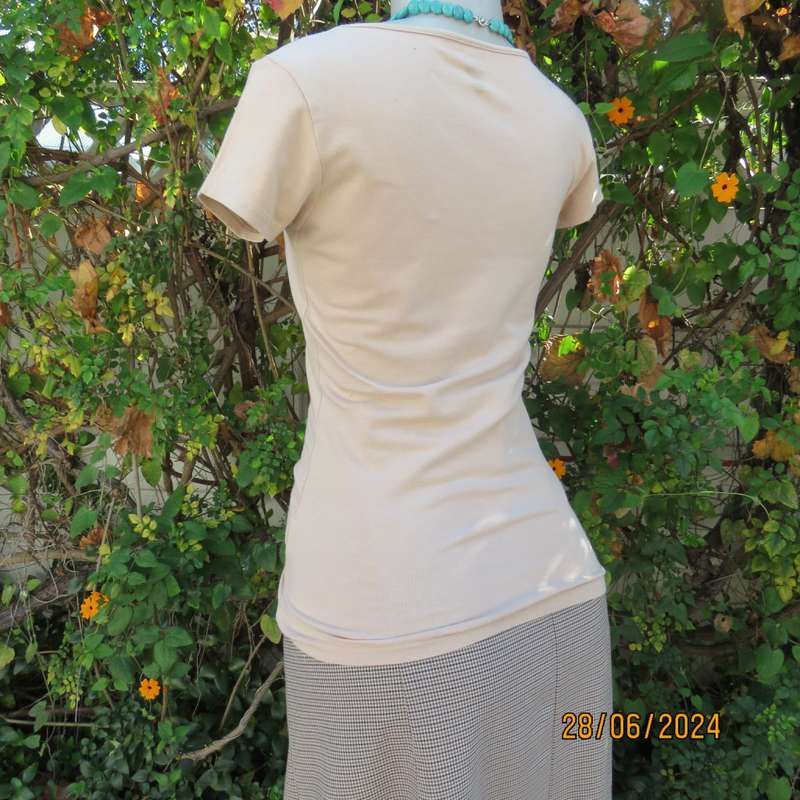 Chic little wheat colour capped sleeve T Shirt by KELSO size 32. In stretch cotton. Long length.