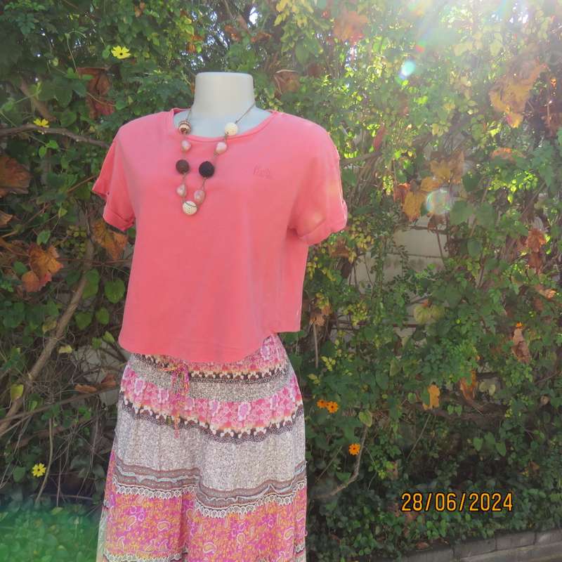 Cute crimson cropped top with capped sleeves in cotton stretch by FACTORIE. Size 36. Slip over.
