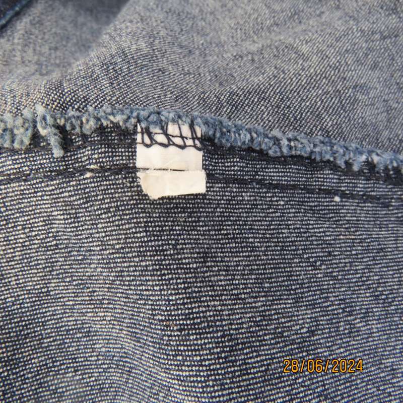 Bandless blue denim skinny jeans. Stretch polyester. High leg side slits.Leather tiestrings. Size 32