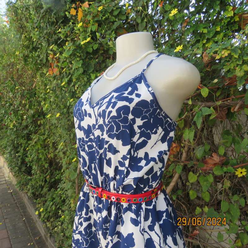 Summer romper in white with bold navy flowers. Elasticated waist. Size 36 by SHEIN. Brand new cond.