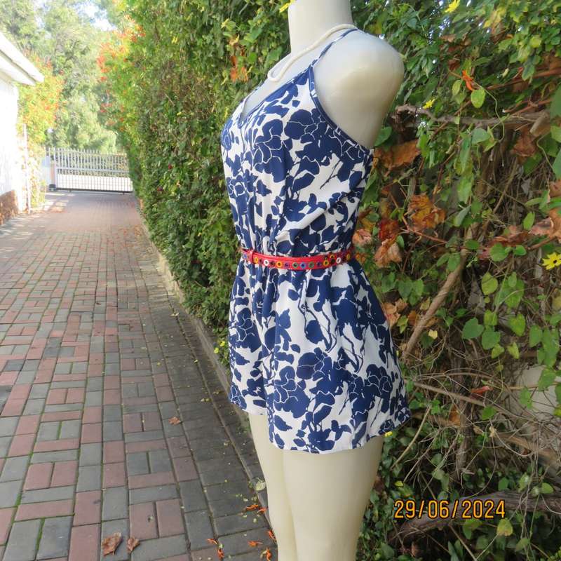 Summer romper in white with bold navy flowers. Elasticated waist. Size 36 by SHEIN. Brand new cond.