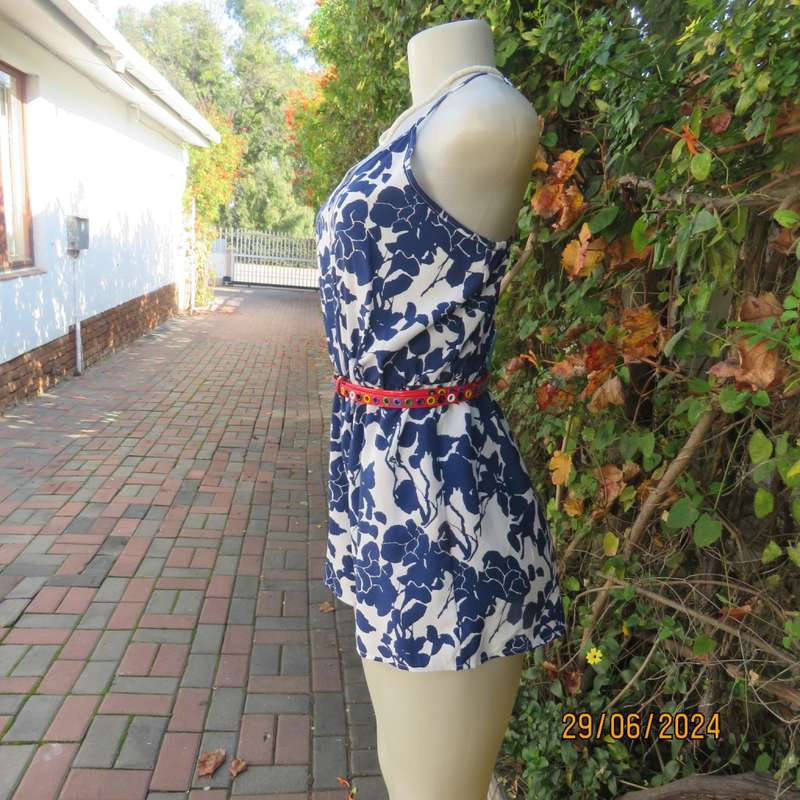 Summer romper in white with bold navy flowers. Elasticated waist. Size 36 by SHEIN. Brand new cond.
