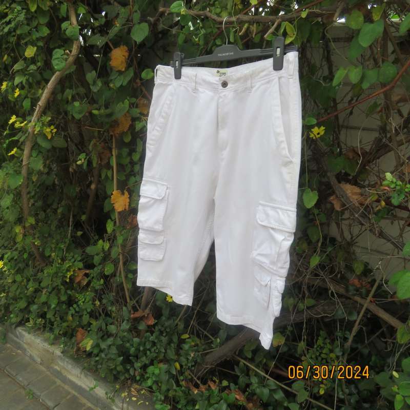 Men`s white 100% cotton cropped pants by RT DENIM size 34. Large bellow pockets leg sides. As new.