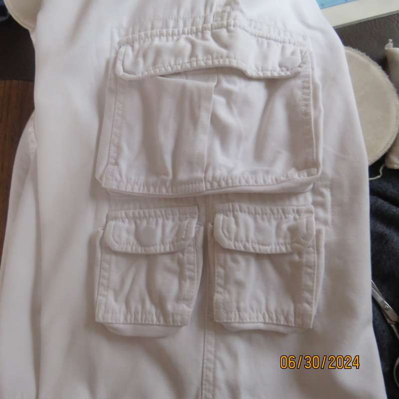 Men`s white 100% cotton cropped pants by RT DENIM size 34. Large bellow pockets leg sides. As new.