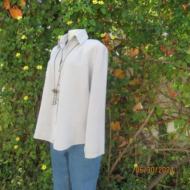 Luxury fine check textured polyester button down top in white/blue. By AREZZO 40. Lace decoration.
