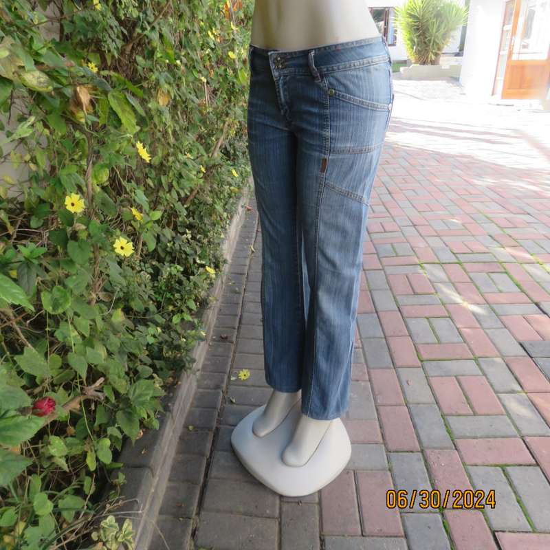 Bootcut blue denim size 32 jeans with distressed look. Pockets. Front seams. Polycotton stretch.