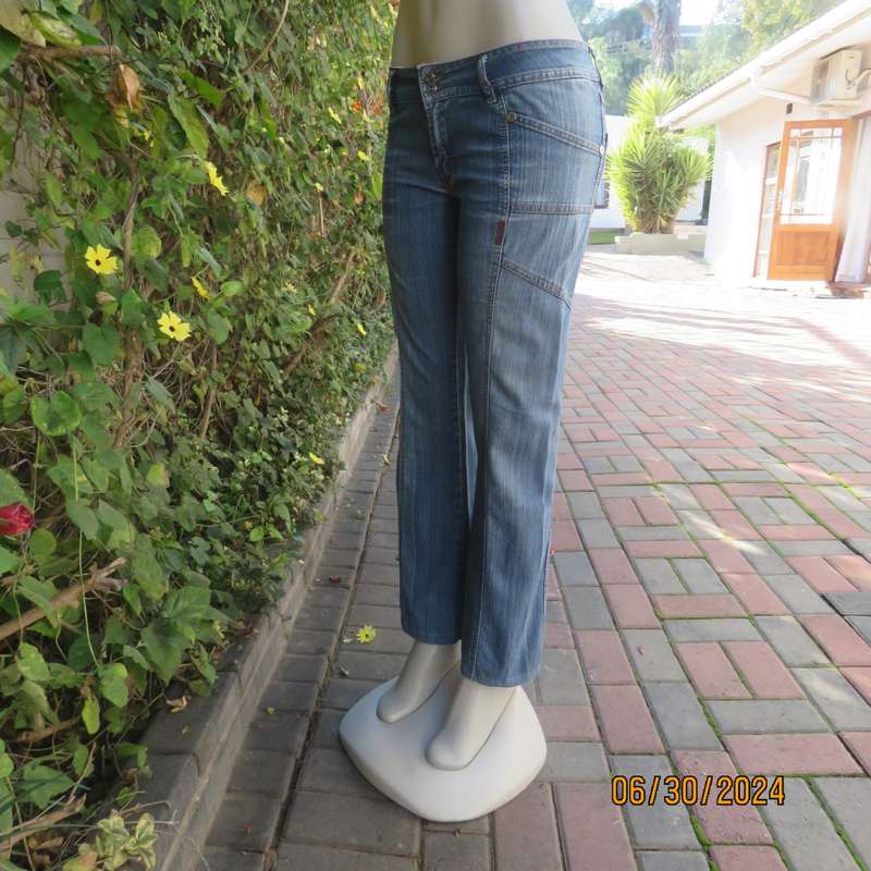 Bootcut blue denim size 32 jeans with distressed look. Pockets. Front seams. Polycotton stretch.