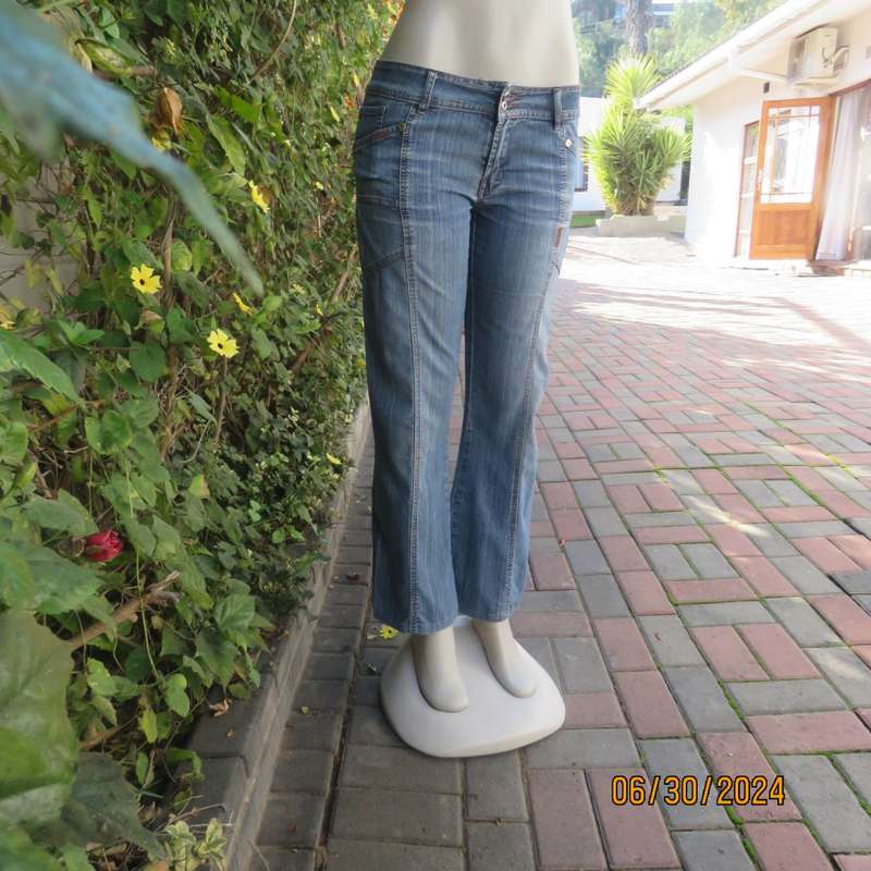 Bootcut blue denim size 32 jeans with distressed look. Pockets. Front seams. Polycotton stretch.