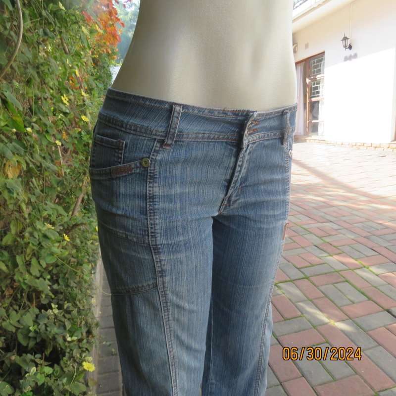 Bootcut blue denim size 32 jeans with distressed look. Pockets. Front seams. Polycotton stretch.
