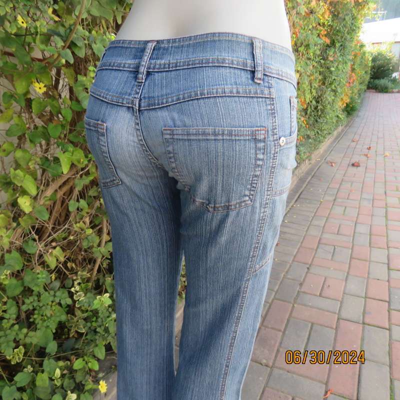 Bootcut blue denim size 32 jeans with distressed look. Pockets. Front seams. Polycotton stretch.