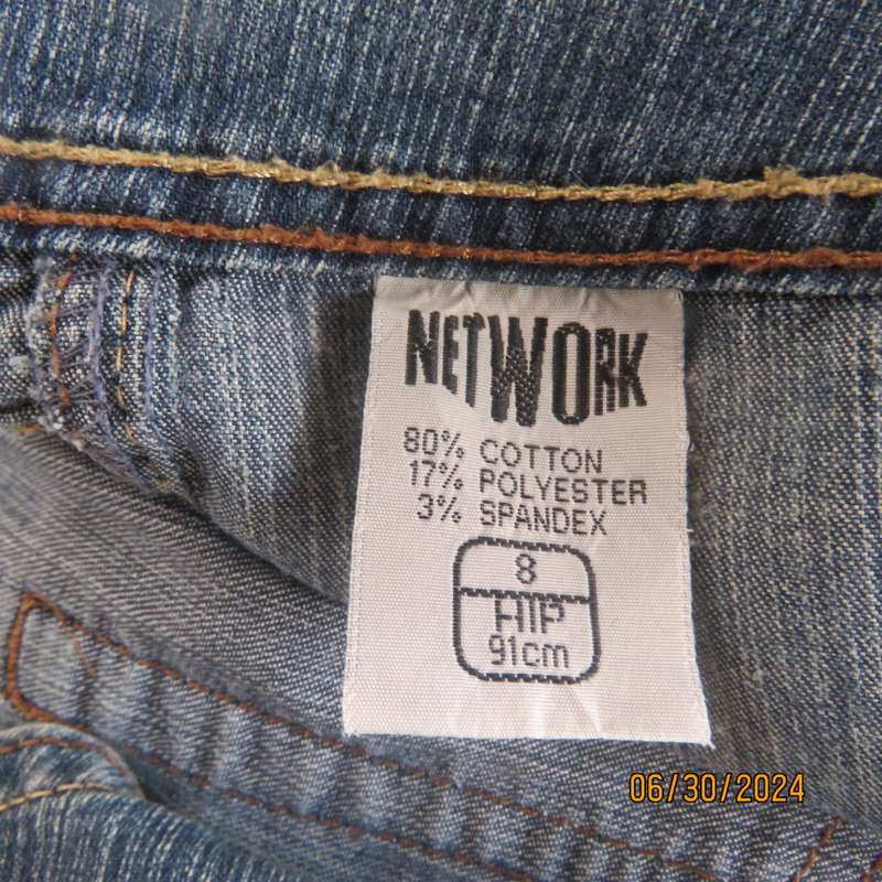 Bootcut blue denim size 32 jeans with distressed look. Pockets. Front seams. Polycotton stretch.