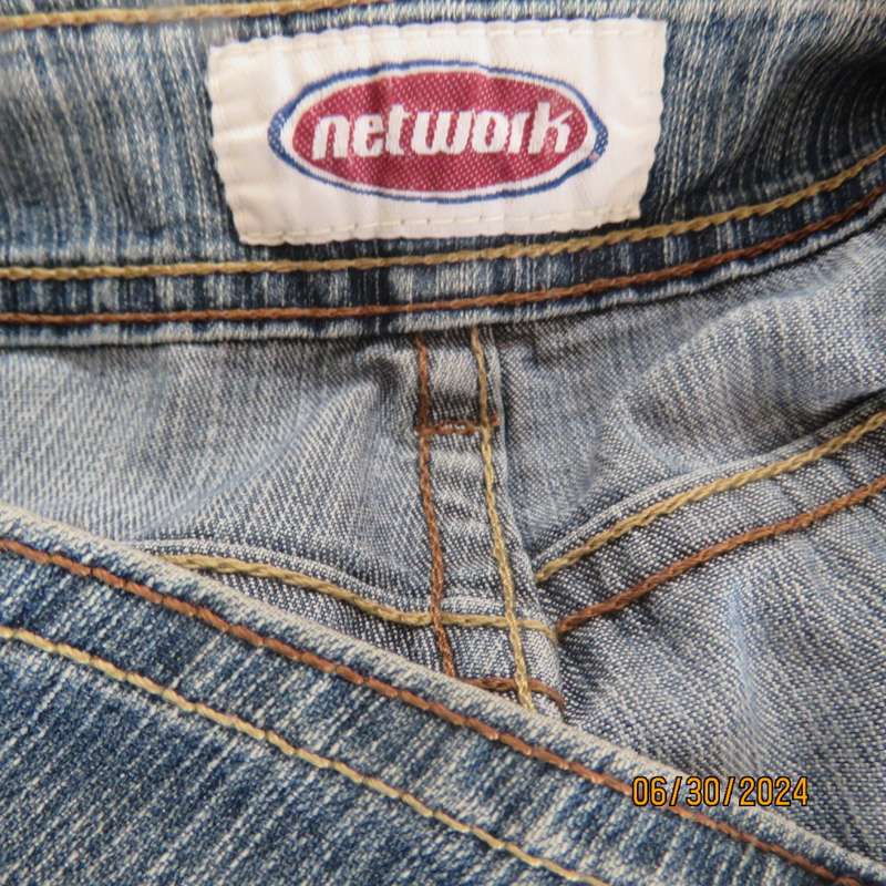 Bootcut blue denim size 32 jeans with distressed look. Pockets. Front seams. Polycotton stretch.