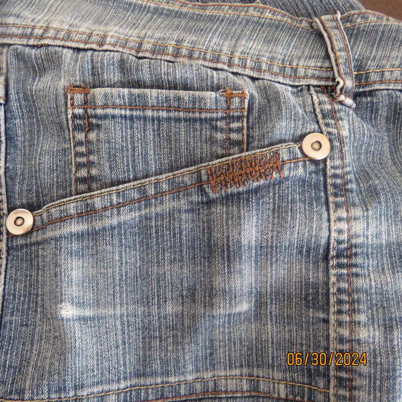 Bootcut blue denim size 32 jeans with distressed look. Pockets. Front seams. Polycotton stretch.