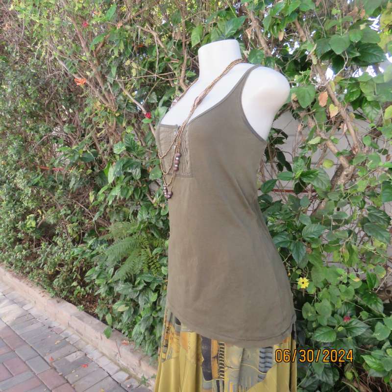 EDDIE BAUER hunters green strappy top size 38 in stretch cotton. Decorated bib. From U.S. Very good.