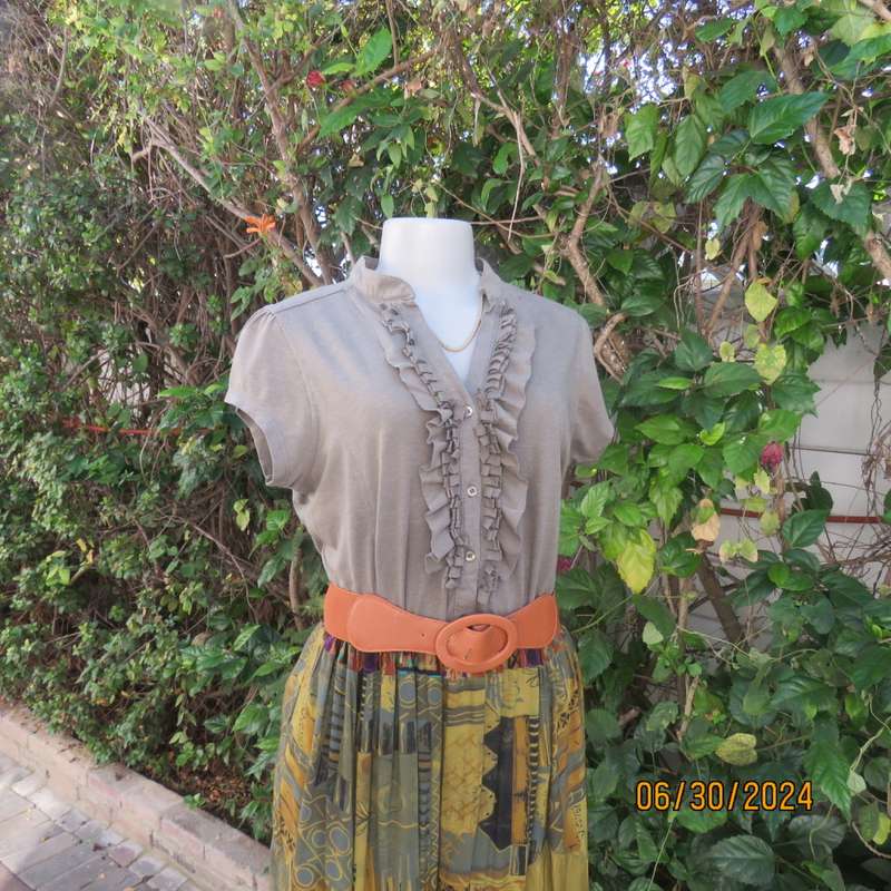 Beautiful tailored sage green button down/frilled top.Capped sleeves. Size 38. By LEVEL 8. As new