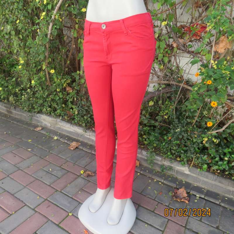 Fiery red skinny pants in polycotton stretch by RT DENIM size 32/8. Pockets back/front. New cond.