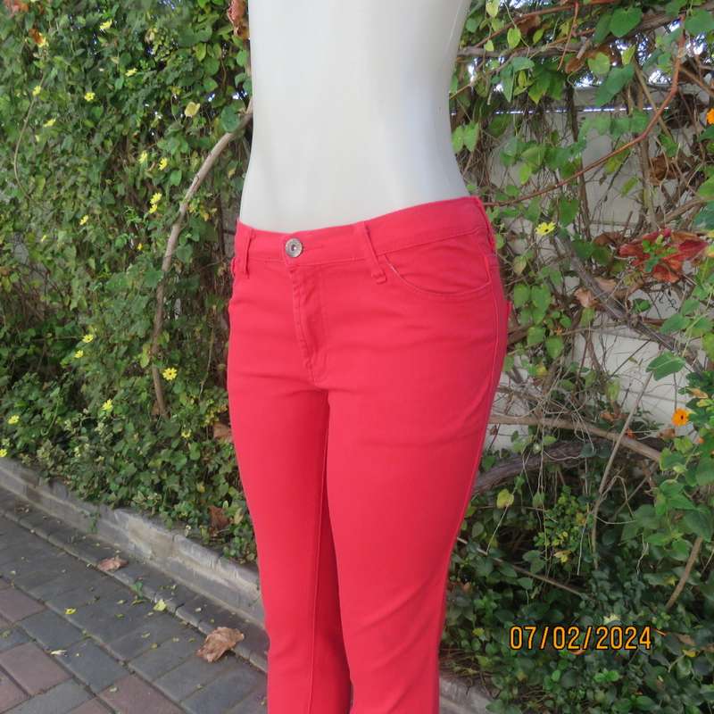 Fiery red skinny pants in polycotton stretch by RT DENIM size 32/8. Pockets back/front. New cond.